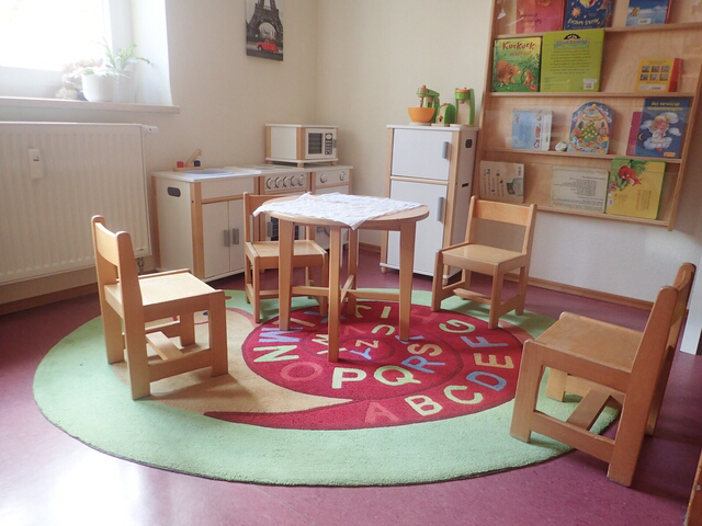 Spielstube mit kleinen Stühlen für Kinder