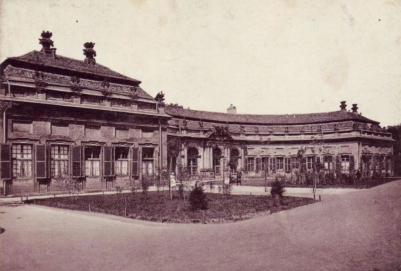 Die Orangerie um 1890 als schwarz weiß Foto.