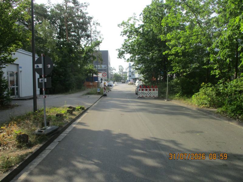 Eine Straße mit eine Absperrung. 