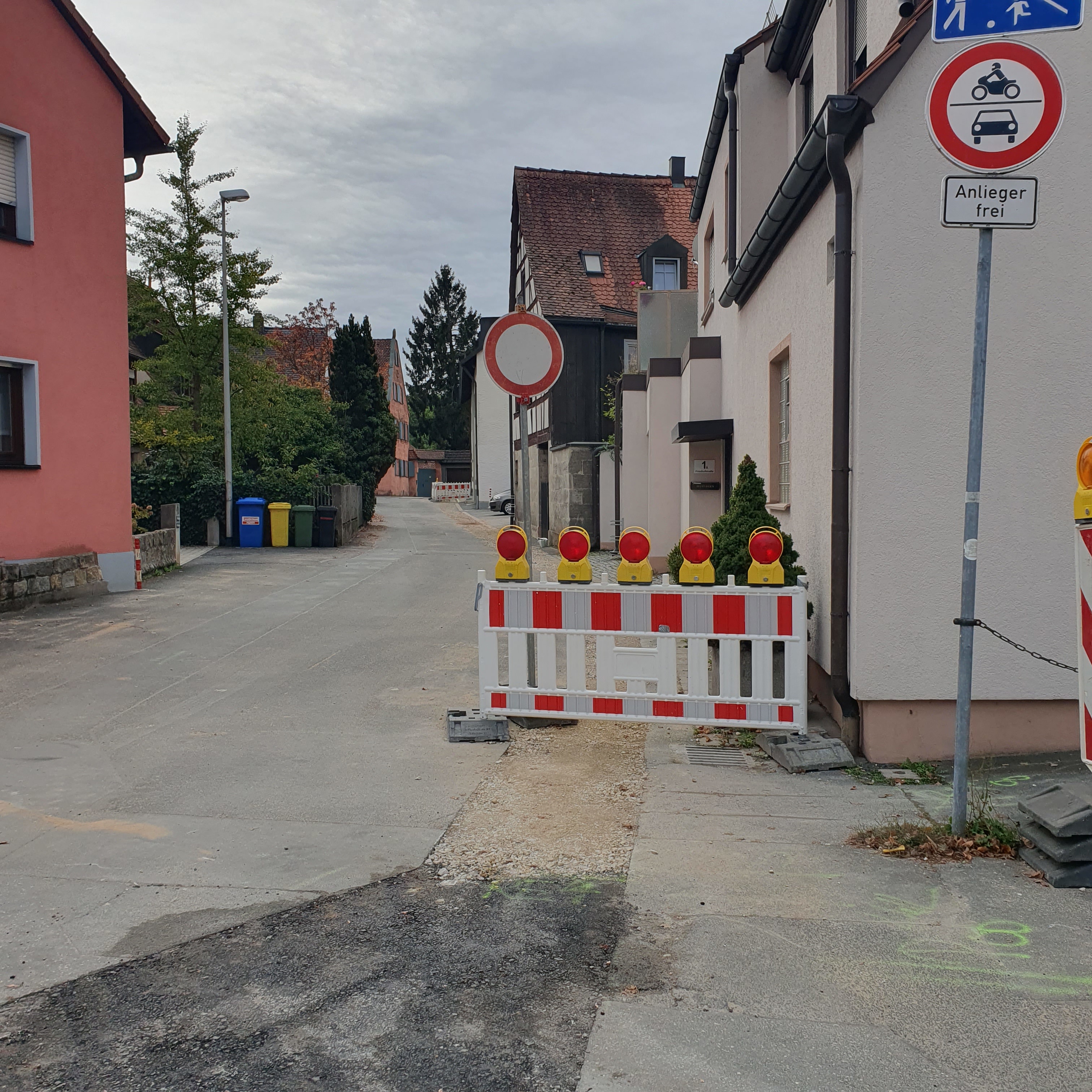 Häuser mit einer Baustelle. 
