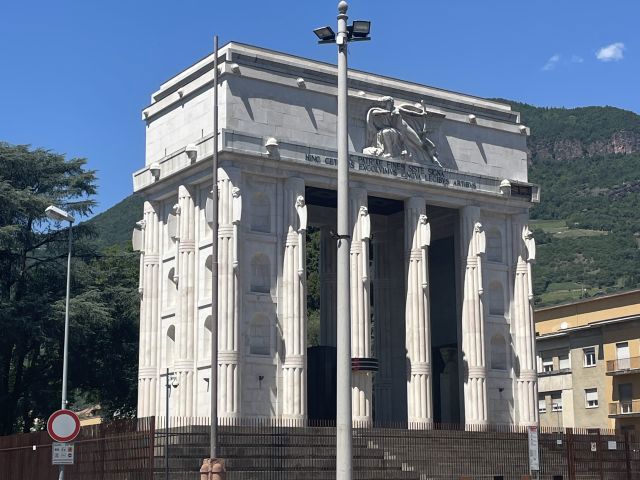 Das Siegesdenkmal des Architekten Marcello Piacentini aus der Zeit des Faschismus in Bozen