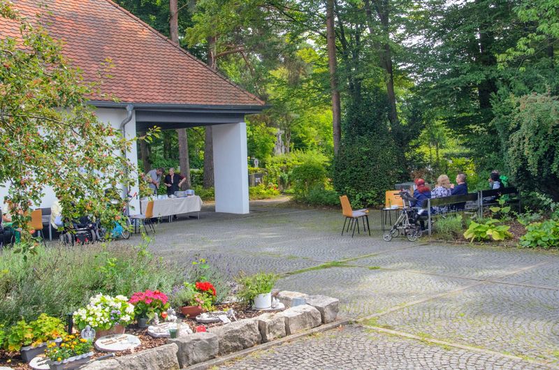 Café auf dem Friedhof in Büchenbacb