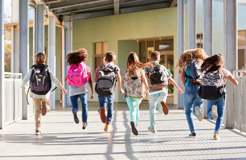 Mehrere rennende Kinder.