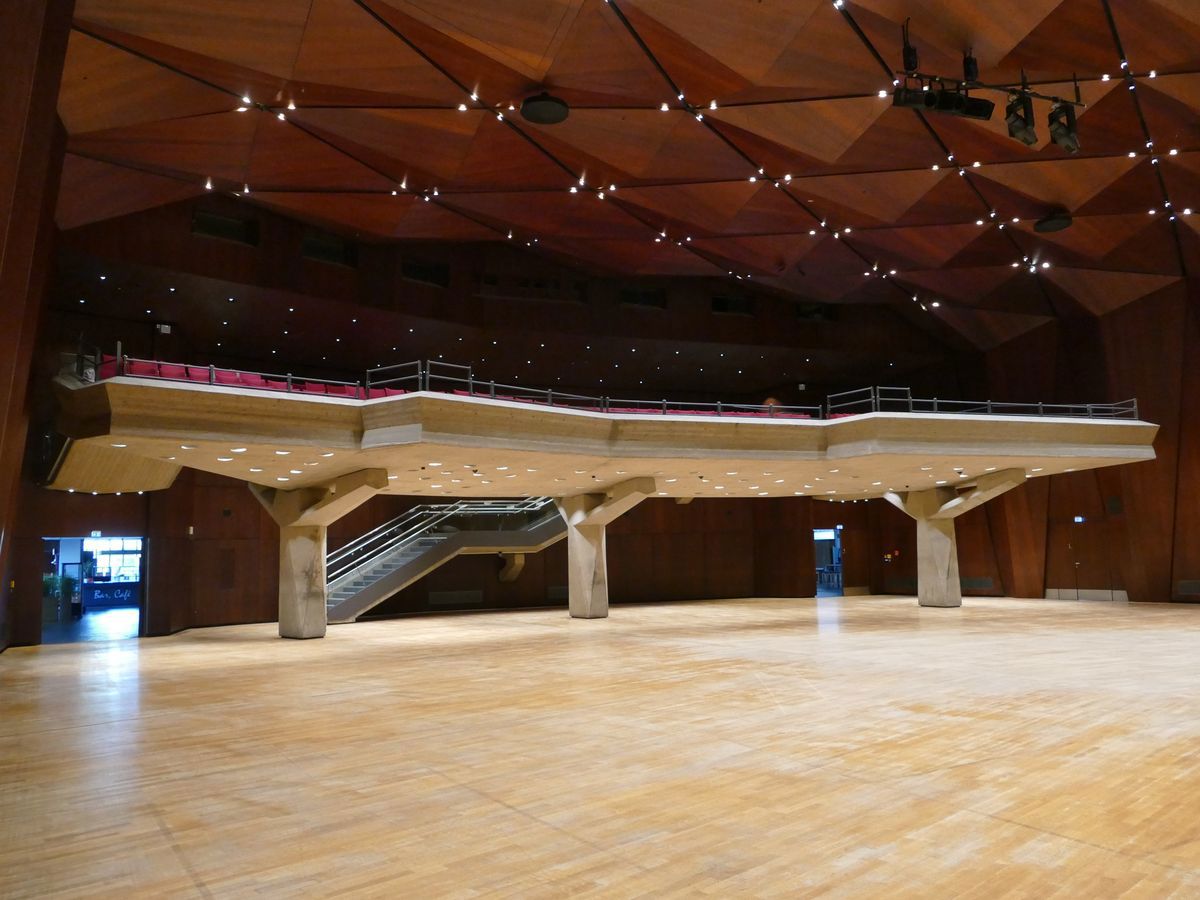Bild des großen Saal mit Rang in der Heinrich-Lades-Halle