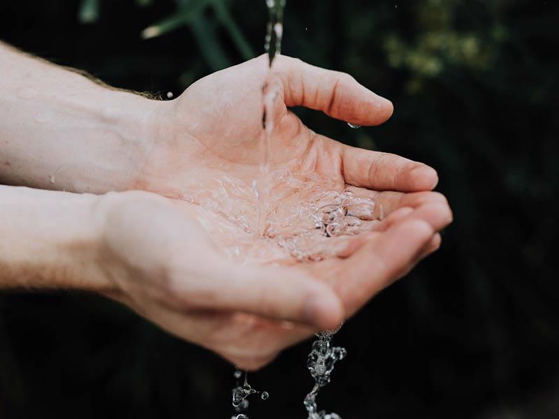 In Hand läuft Wasser.