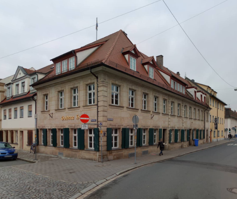 Eine Straße mit Häusern. 
