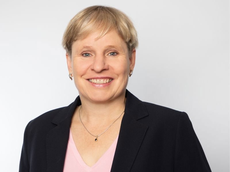 Ein Portraitfoto Eva Linhart.