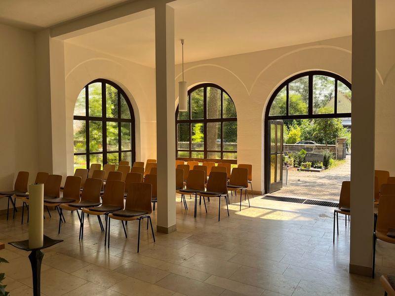 Aussegnungshalle innen Friedhof Tennenlohe