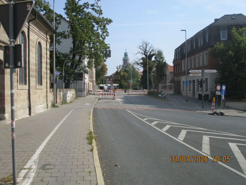 Eine abgesperrte Straße mit mehreren Verkehrsschildern.