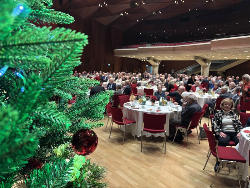 Ehejubilare sitzen an vielen Tischen. 