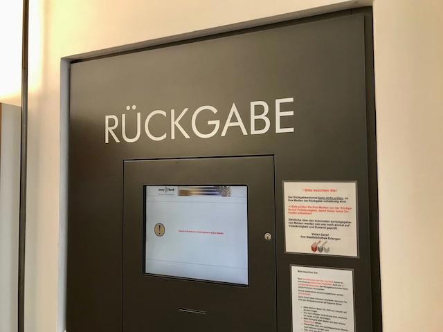 Ein Rückgabeautomat für Bücher und Medien mit Nutzungshinweisen.