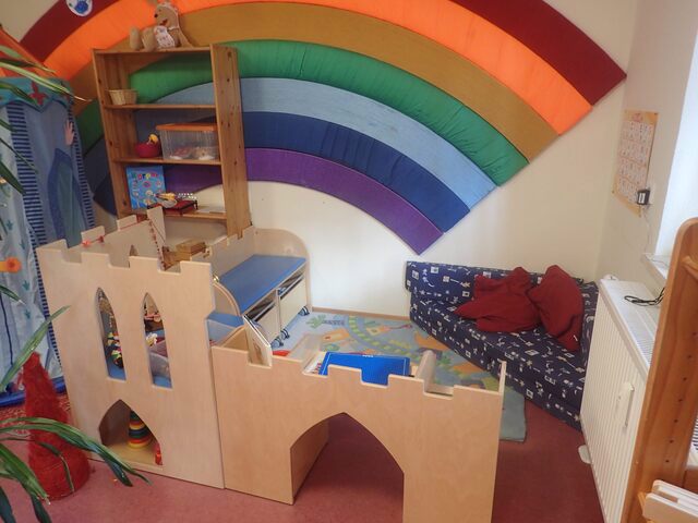 Spielstube mit kleiner Holzburg für Kinder