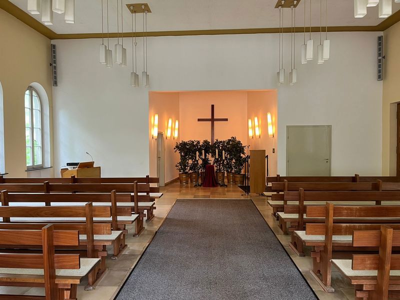 Aussegnungshalle innen Friedhof Bruck