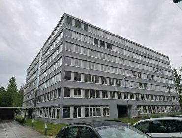 Außenansicht der Erstaufnahmeeinrichtung für Geflüchtete in Bruck.