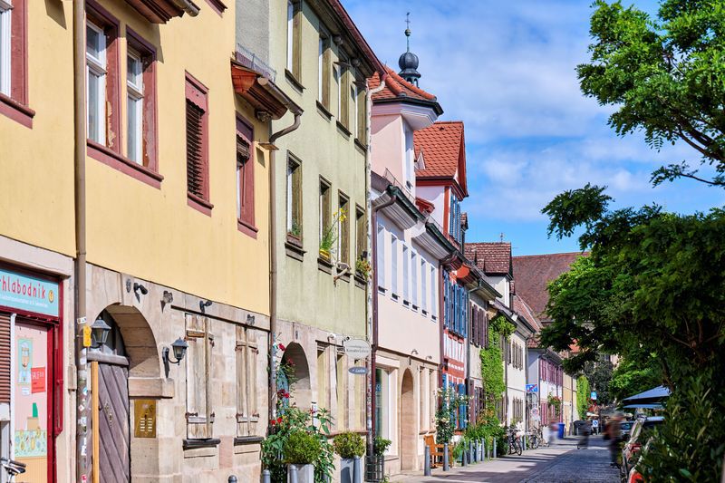 Eine Straße mit Häuser. 