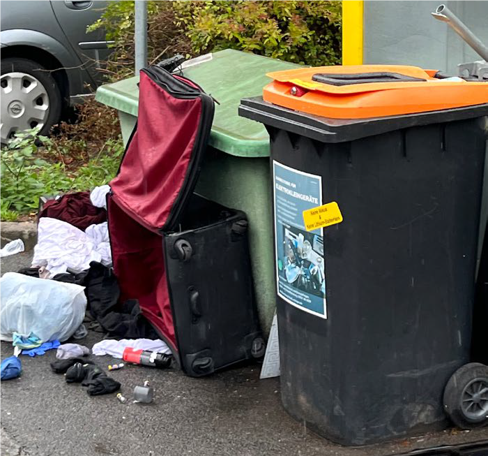 vermüllter Altglascontainerstandort