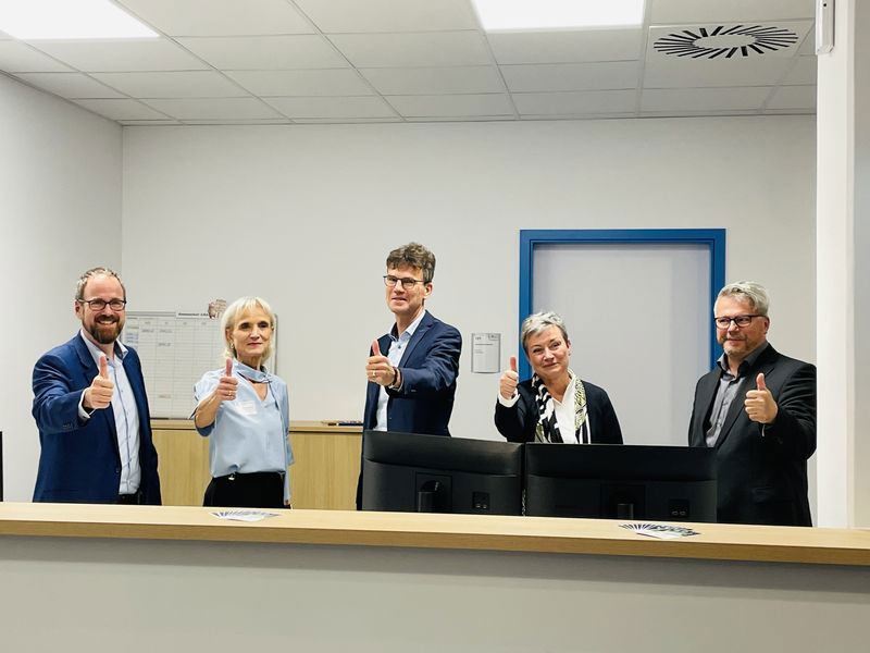 Gruppenbild mit Oberbürgermeister Florian Janik, Jobcenterleitering Manuela Ramming, Thomas Dippold von der Agentur für Arbeit, Jugendamtsleiterin Kerstin Knörl und Sozialreferent Dieter Rosner.