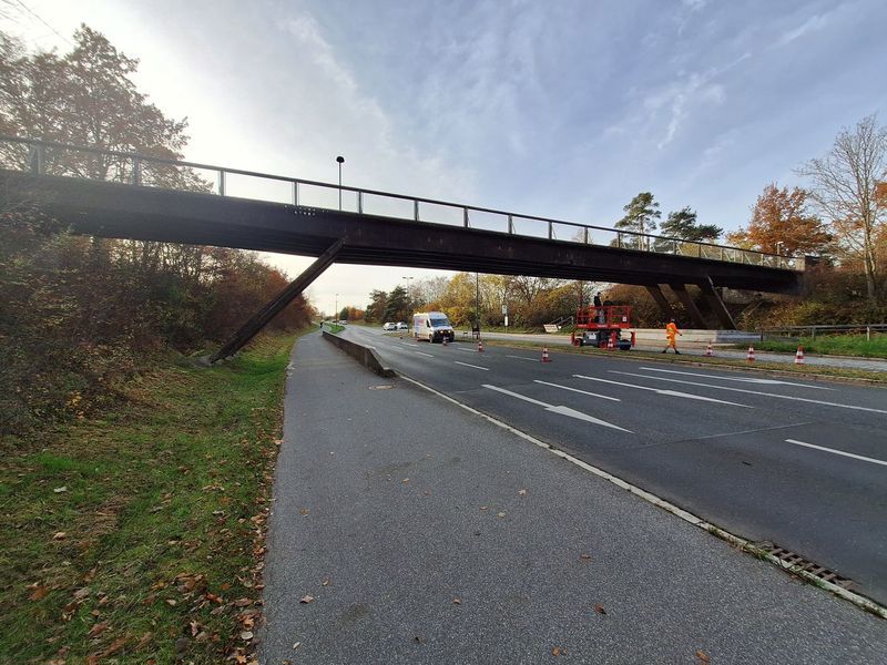 Eine Brücke über einer Straße. 