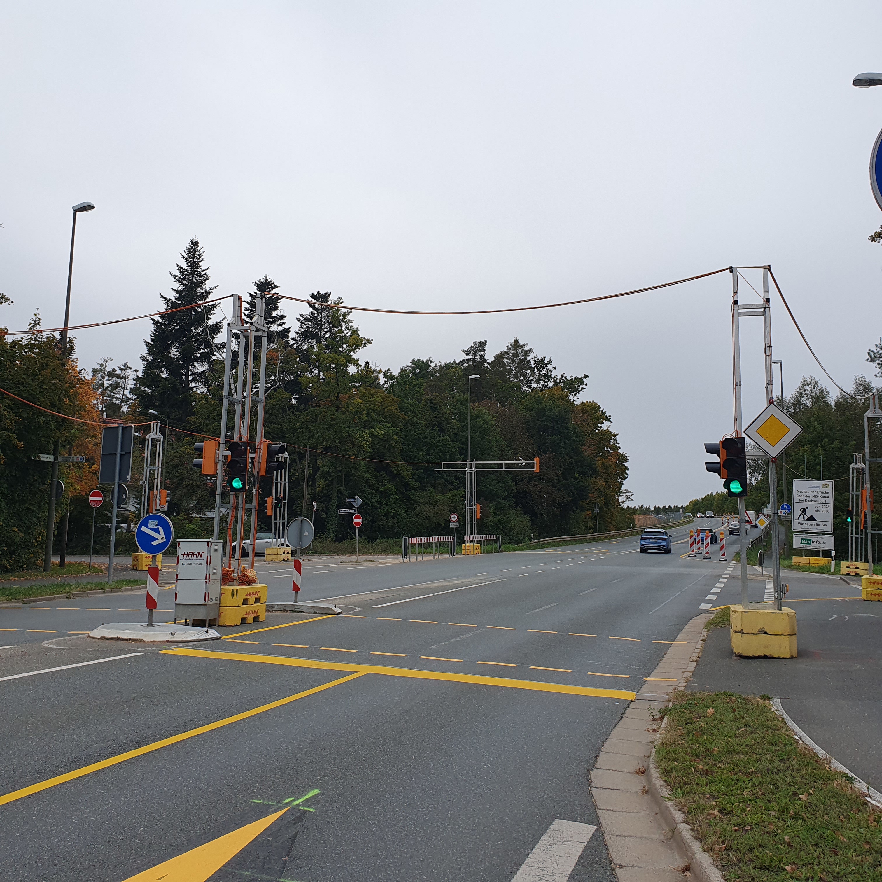 Eine Straße mit einer mobilen Ampelanalage. 