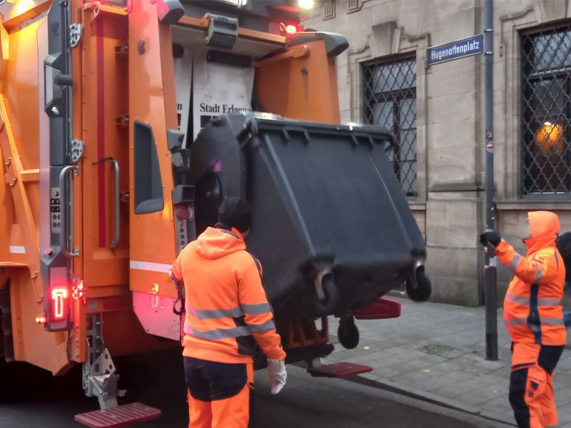 Eine Tonnenleerung mit zwei Mitarbeitern der Abteilung Abfallwirtschaft. 