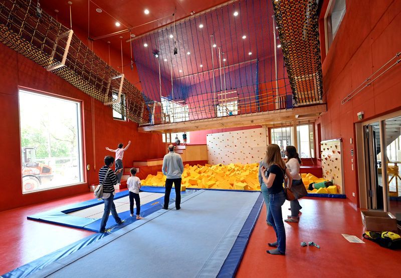 Menschen bei Spiel und Sport in einer Turnhalle. 