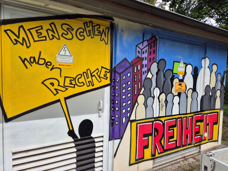 Eine Wand mit Graffiti. 