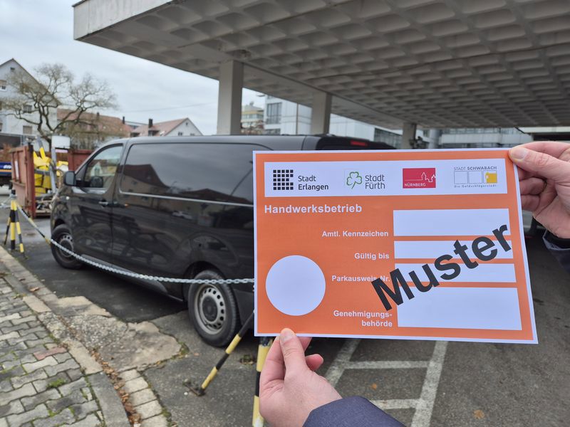 Eine Hand hält den Handwerkerparkausweis.