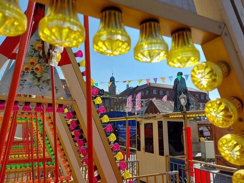 Ein Fahrgeschäft mit dem Schloss im Hintergrund. 