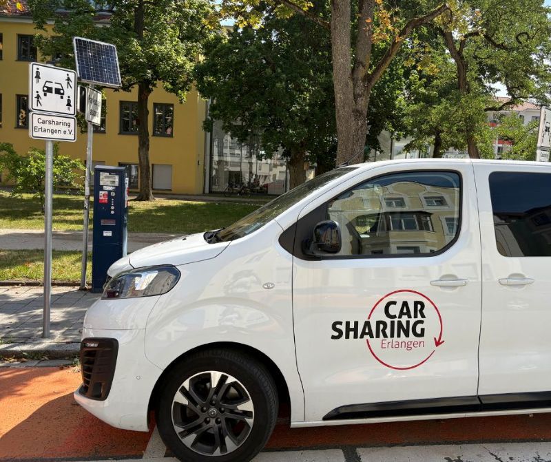 Ein weißes Carsharing-Fahrzeug von 