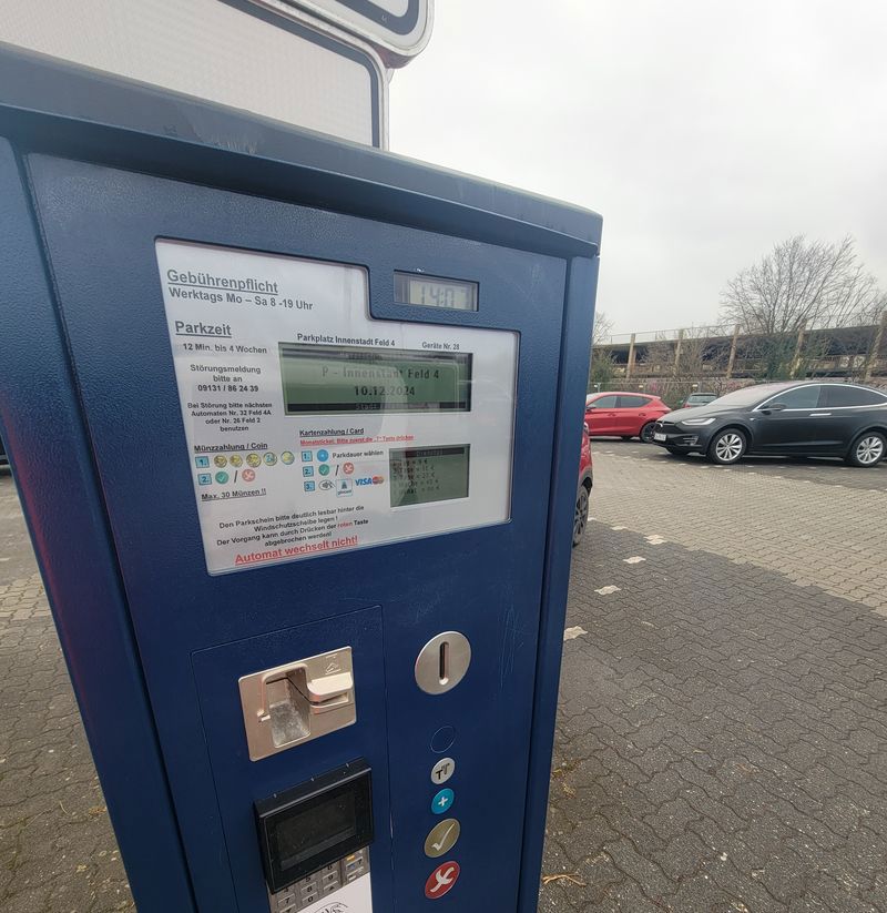 Ein Automat für die Bezahlung der Parkgebühr. 