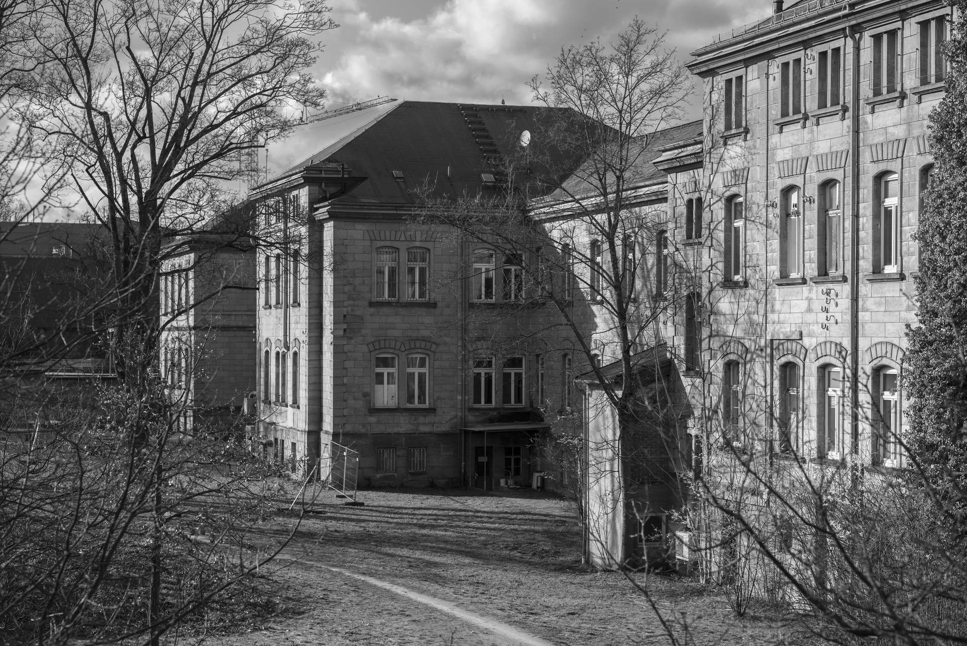 Schwarz Weiß Foto von der Heil- und Pflegeanstalt Schwabachanlage 10 vom Winter 2020