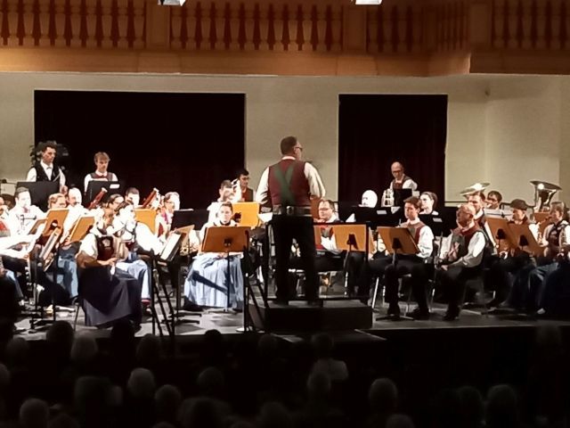 Die Stadtkapelle Bozen und Ihr Kapellmeister Johann Finatzer auf der Bühne im Redoutensaal in Erlangen.
