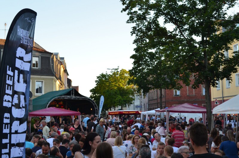 Viele Besucherinnen und Besucher eines Festes.