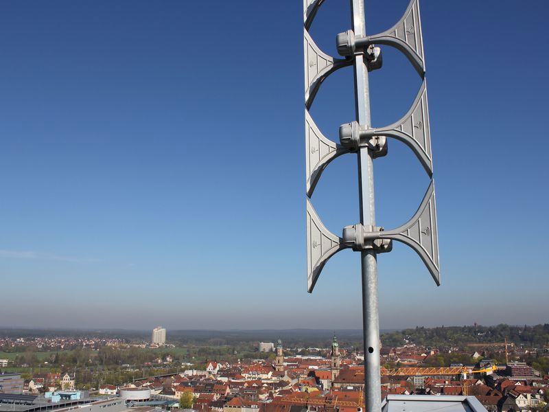 Sirene am Rathaus, mit Blick auf die Stadt und blauem Himmel im Hintergrund