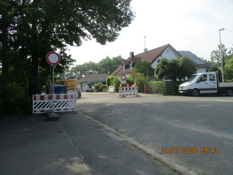 Eine Straßenkreuzung mit Schilder. 