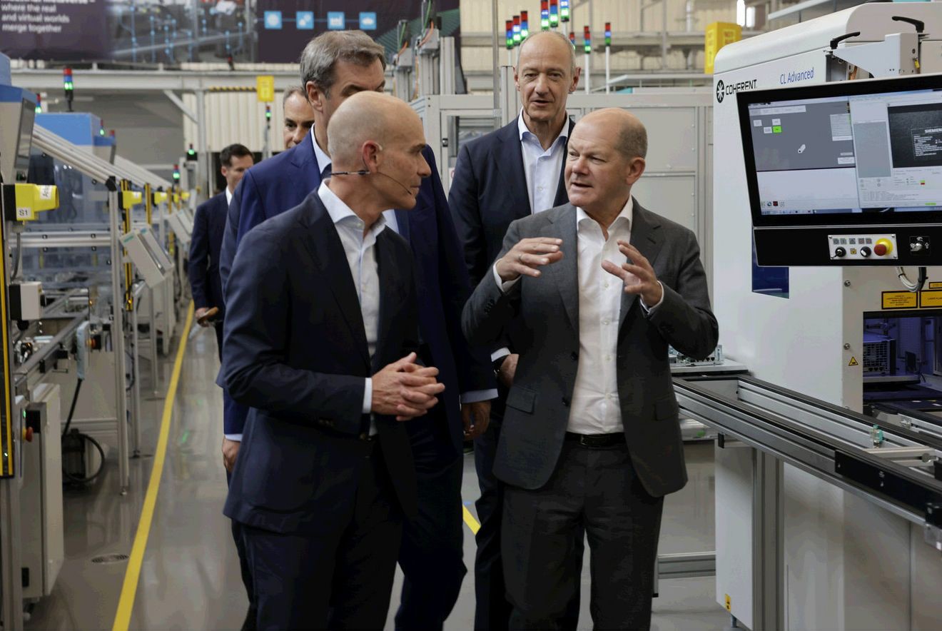Bundeskanzler Olaf Scholz bei Siemens.