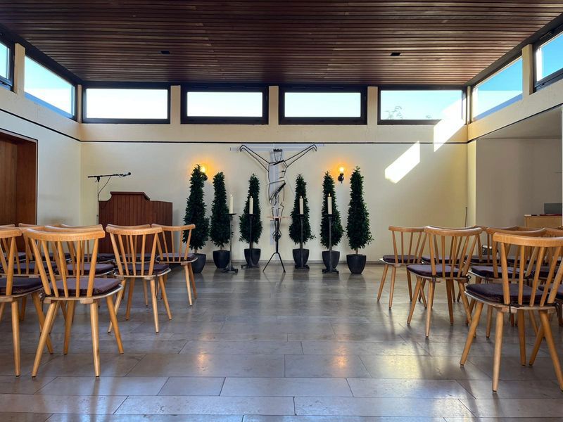 Aussegnungshalle innen Friedhof Eltersdorf