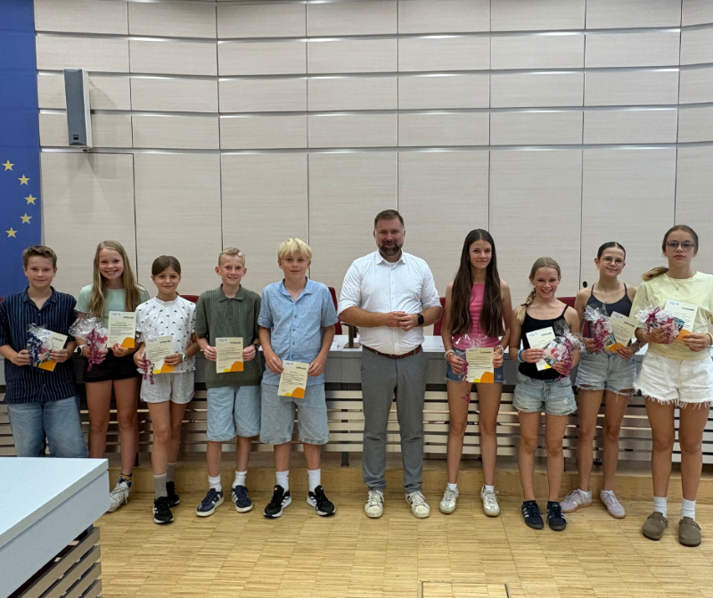 Ein Gruppenbild mit einem Erwachsenen und Jugendlichen. 