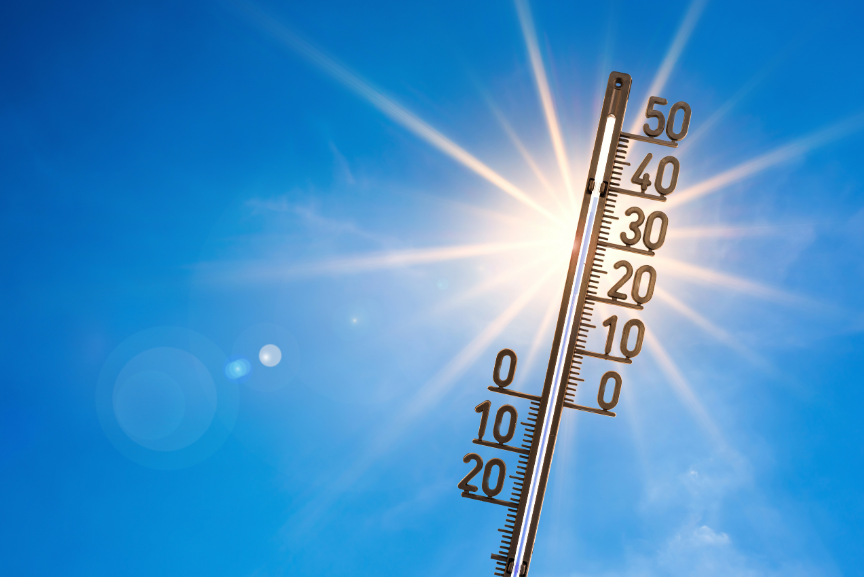 Ein Thermometer zeigt hohe Temperaturen an, während im Hintergrund die Sonne am strahlend blauen Himmel scheint.