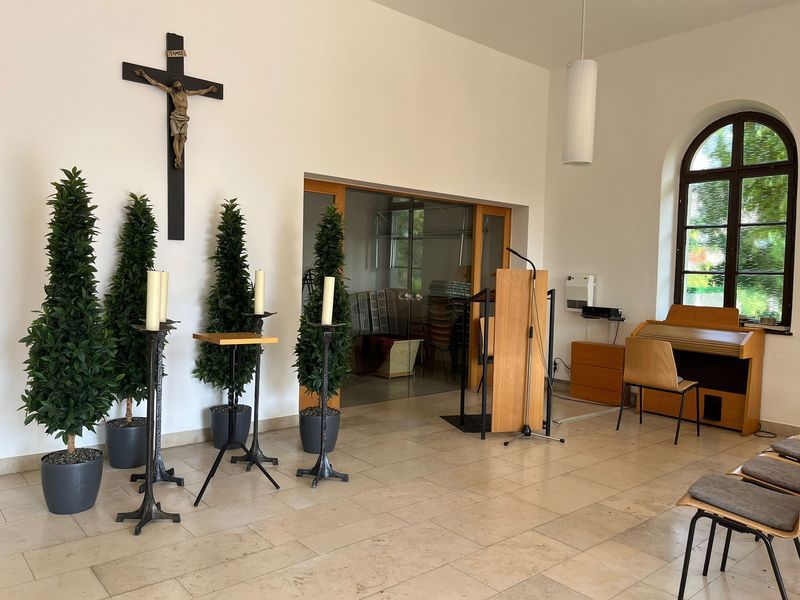 Aussegnungshalle innen Friedhof Tennenlohe