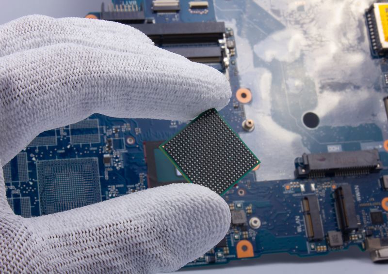 Ein Computerchip in einer Hand.