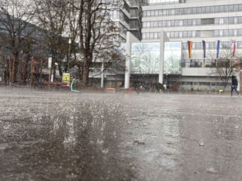 Regen mit dem Rathaus im Hintergrund. 