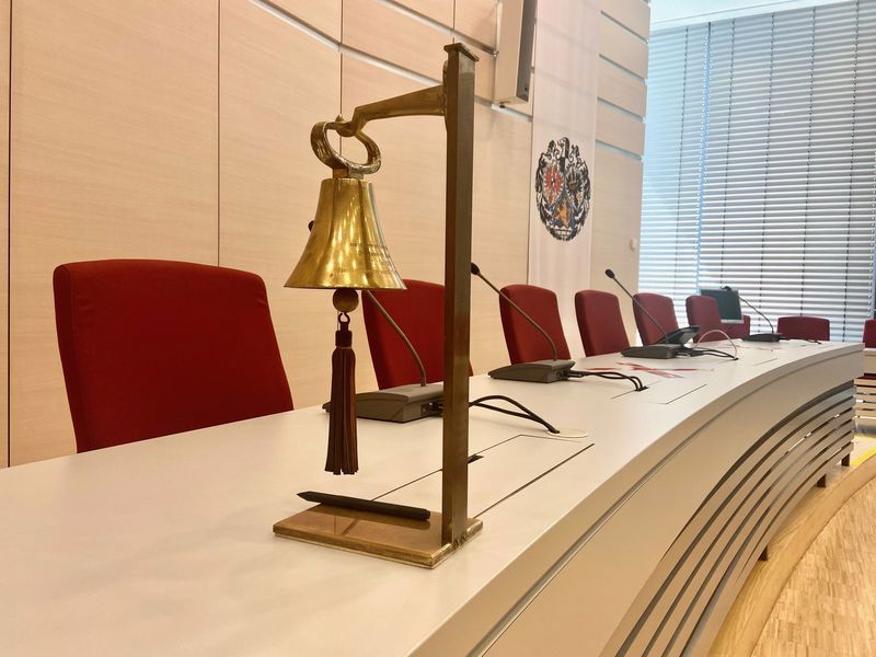 Das Podium mit Glocke im Ratssaal 