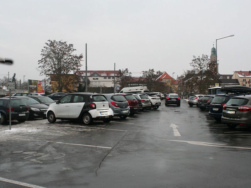 Parkplatz mit mehreren parkenden Autos