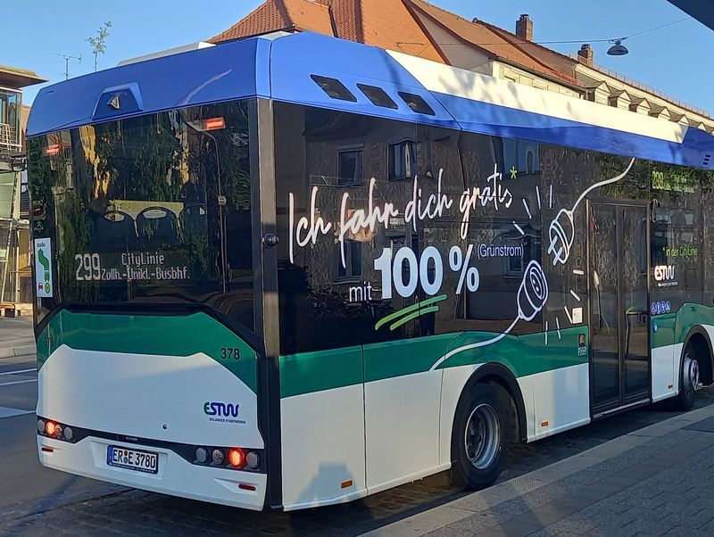Ein Midi Elektrobus an einer Haltestelle. 