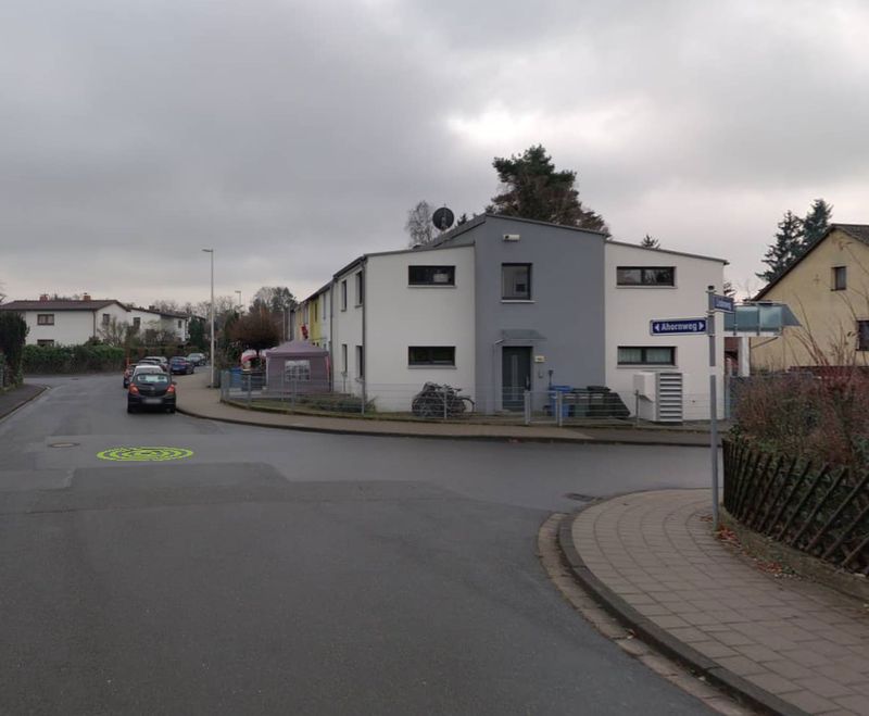 Eine Straße mit Häuser. 