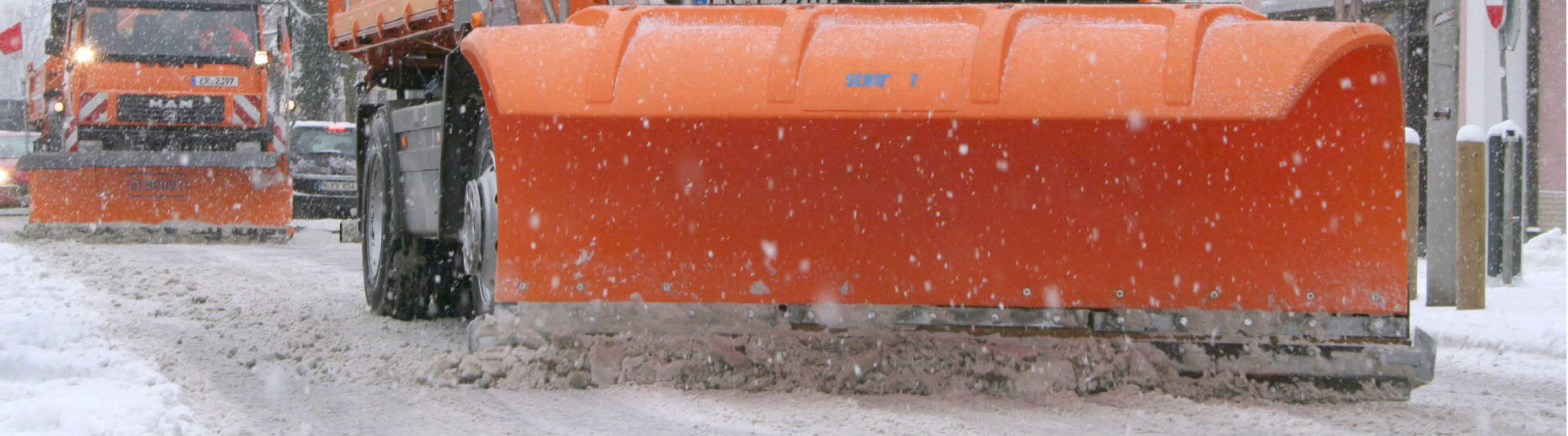 Räumfahrzeug räumt Schnee von Straße.