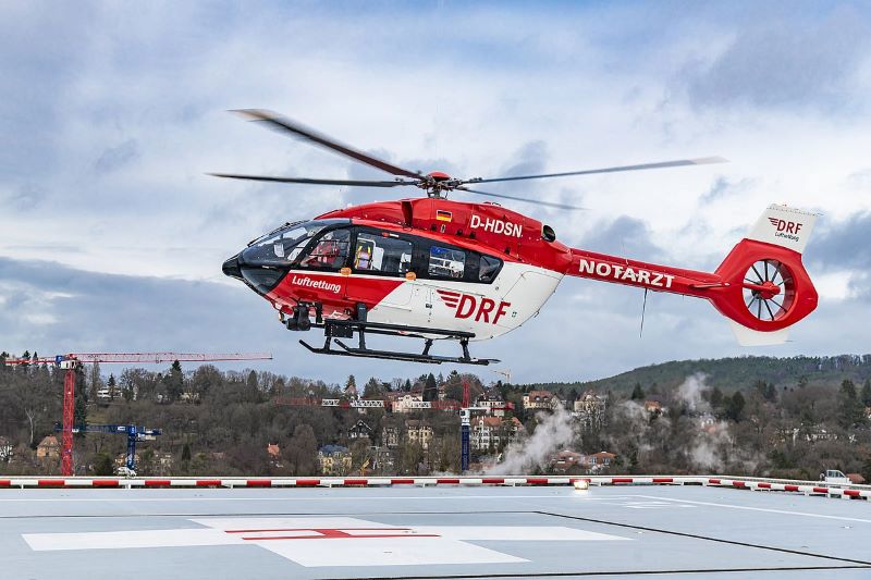 Ein Rettungshubschrauber im Landeanflug. 