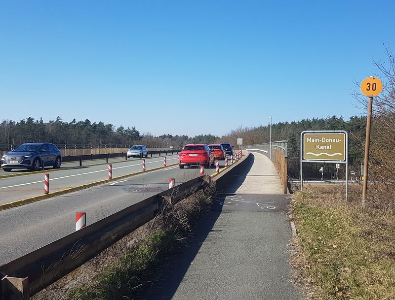 Eine Brücke mit Autos. 