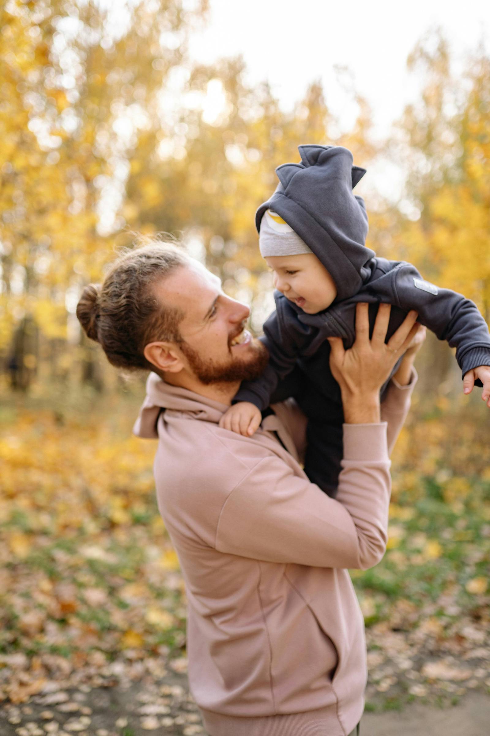 Vater und Baby haben Spaß.
